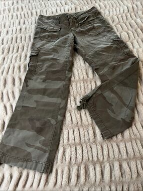 American Eagle Outfitters Olive Camo Cargo Pants - 10 Short